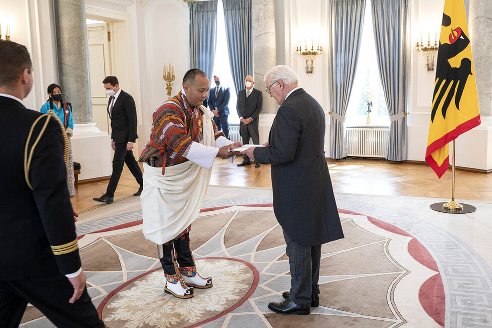 Der Botschafter des Königreichs Bhutan, Tshering Gyaltshen Penjor übergibt sein Beglaubigungsschreiben an Bundespräsident Frank-Walter Steinmeier während der Akkreditierung von Botschafterinnen und Botschaftern.